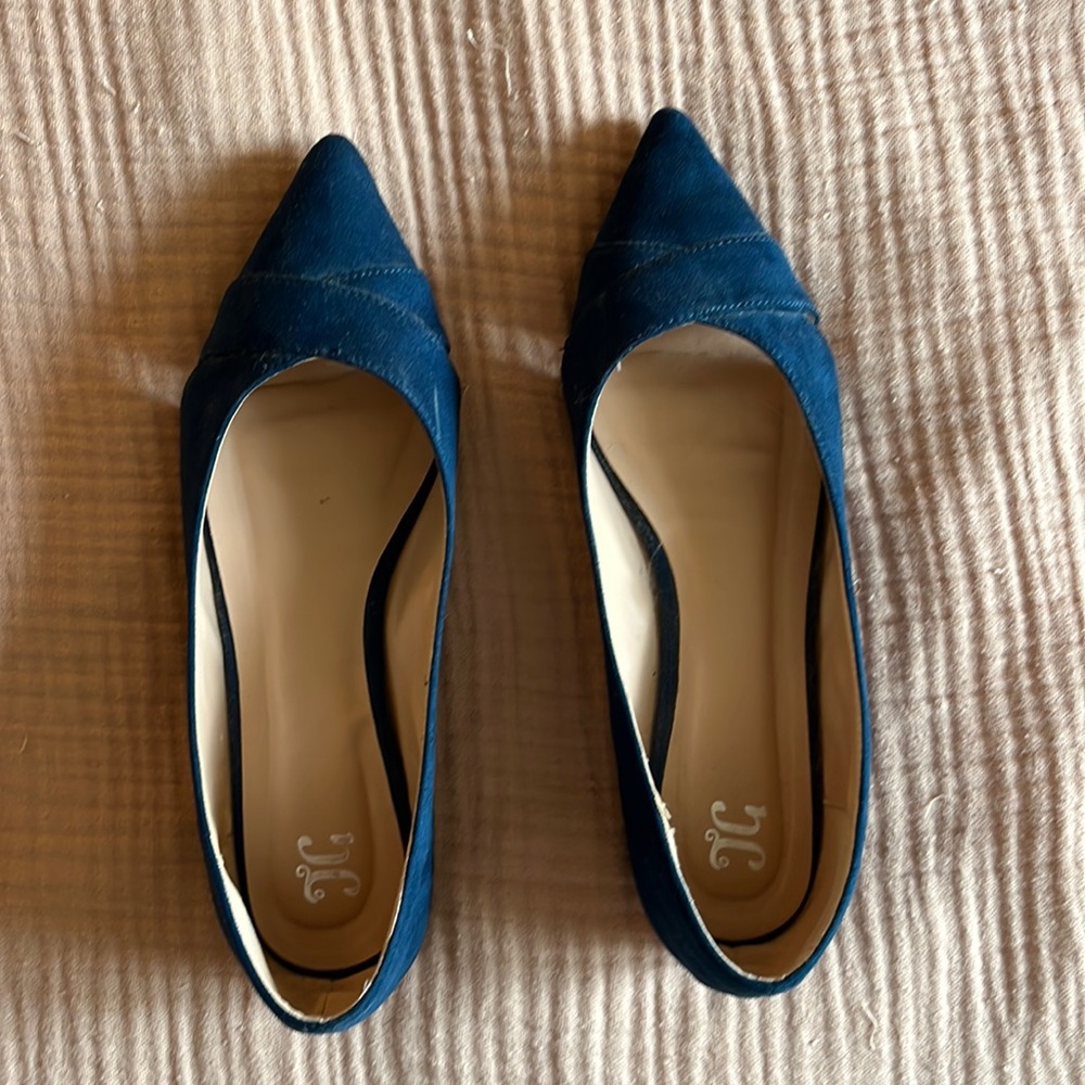 Navy blue vegan suede ballet flat with cut out. Size 11
